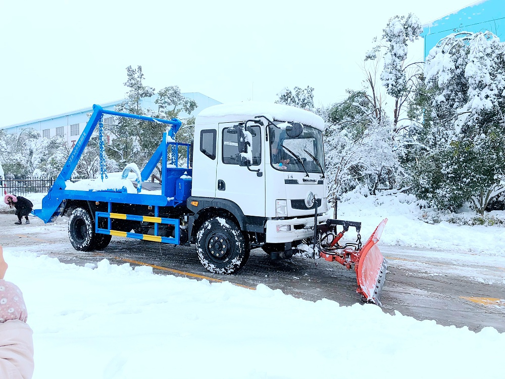 東風T3擺臂垃圾車帶推雪鏟設備